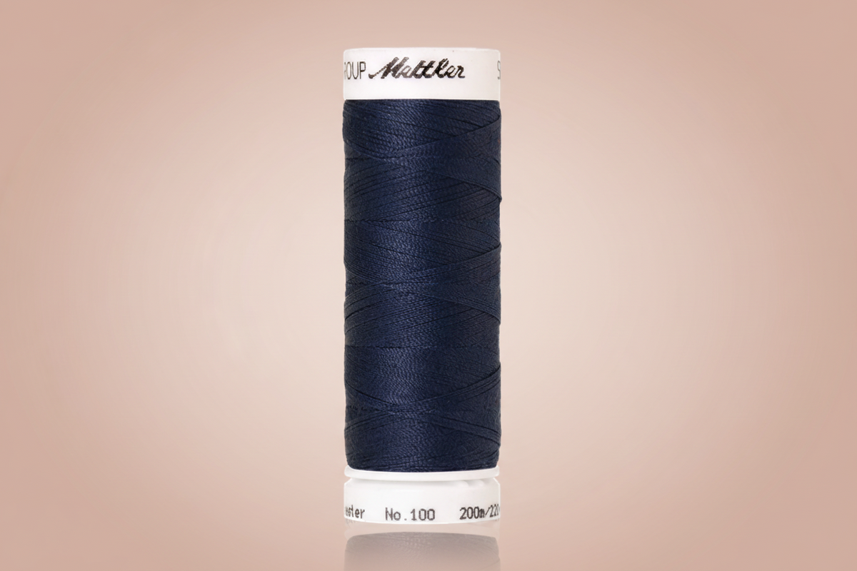 Bobine de fil bleu marine