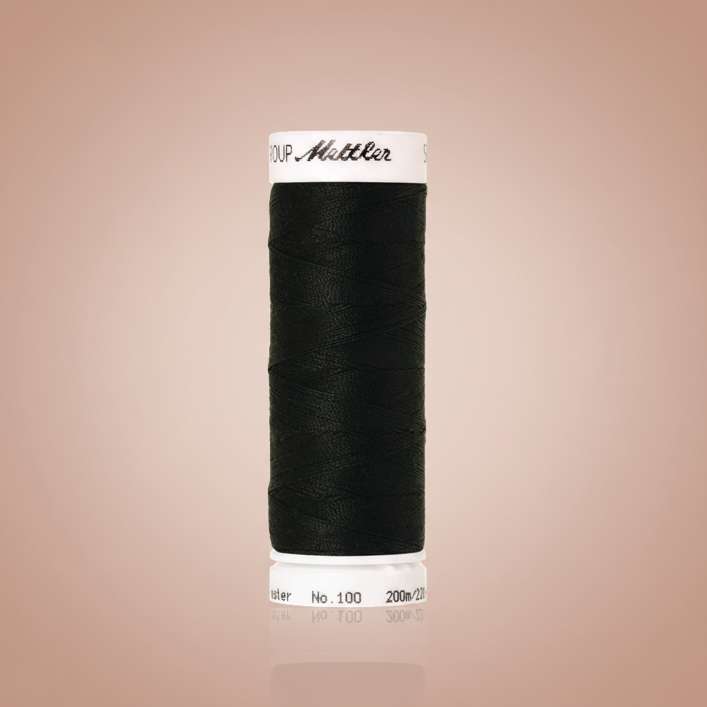 Bobine de fil noir
