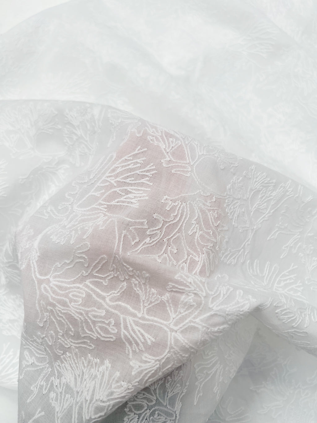 Voile coraux brodés