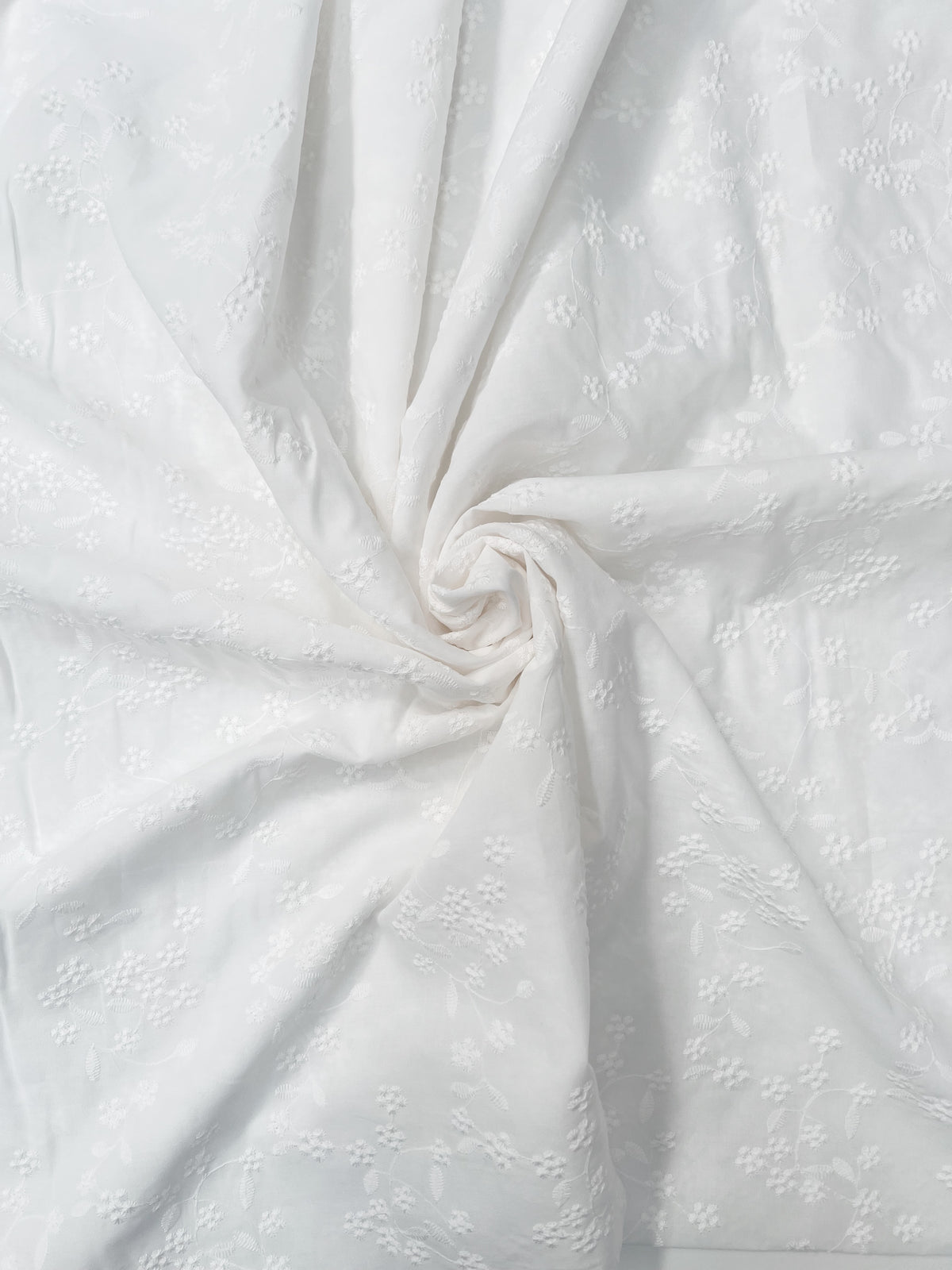 Voile fleurs brodées