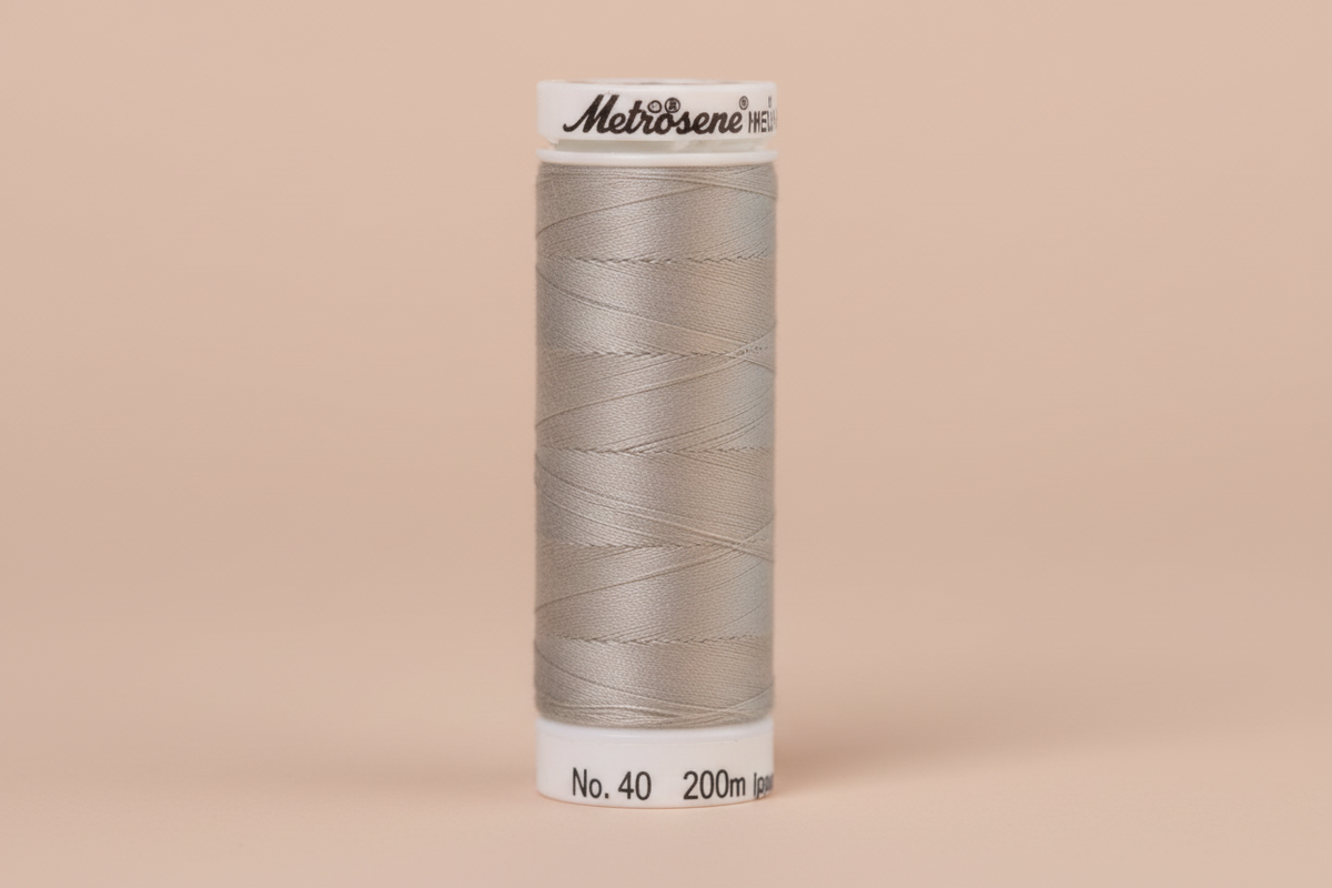 Bobine de fil gris